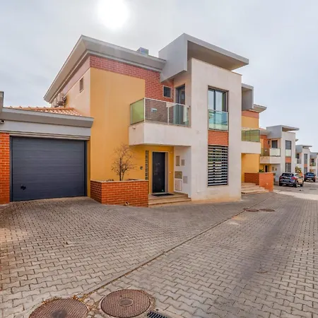 Willa Stunning With Pool